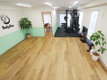 ボディクー はり灸院(Body Kuu はり灸院)の雰囲気（パーソナルトレーニングも可能な広々店内）