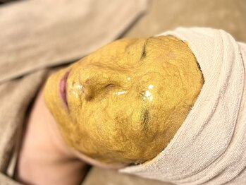 アイスリー(i III)の写真/【ピーリング×リンパ×ハリ艶】24金入りのゴールドマスクで肌と毛穴の汚れを取りながらハリ艶肌へ♪