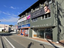 店舗2Fこちらの外観が目印です◎