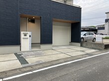 カイロプラクティック カーブの雰囲気（紺色と白の建物が目印。建物前に駐車スペース（1台）あり）
