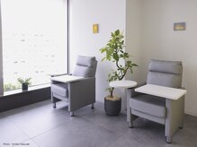 スパイラルネイルサロン高輪店の雰囲気(アート作品を見ながら、ソファーでゆったりネイルケア◎)