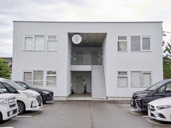 エムベース(M-BASE)/綺麗な建物で駐車場完備!