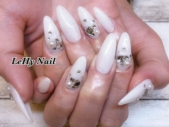 レヒネイル(LeHy nail)/ホワイト×ビジューネイル