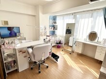 ウィズグリント(with Glint)の雰囲気（ネイルの施術ルームです。アマプラ等観ながらお寛ぎいただけます）
