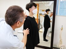 溝の口 カイロプラクティック院の雰囲気（大鏡を使って姿勢のチェックをします）