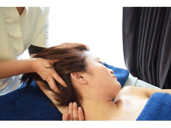 サロンドキキの写真/首頭蓋骨調整/体幹/姿勢改善/慢性首肩こり頭痛眼精疲労/筋膜深くアプローチ。全身の重だる・冷房気温差に