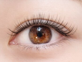 アイラッシュ バイ コンベックス(EYELASH by convex)の写真/大人気のフラットラッシュは、軽い付け心地なのにしっかりボリュームが出て、目元をぱっちり華やかに演出◎