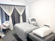 スリー(THREE)の雰囲気（施術ルームにはドレッサーがあり、アメニティもご用意♪）