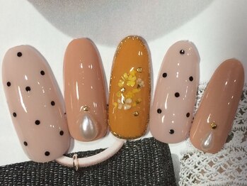 ネイルサロン リリオ(Nail Salon Ririo)/黒ドット×小花ネイル