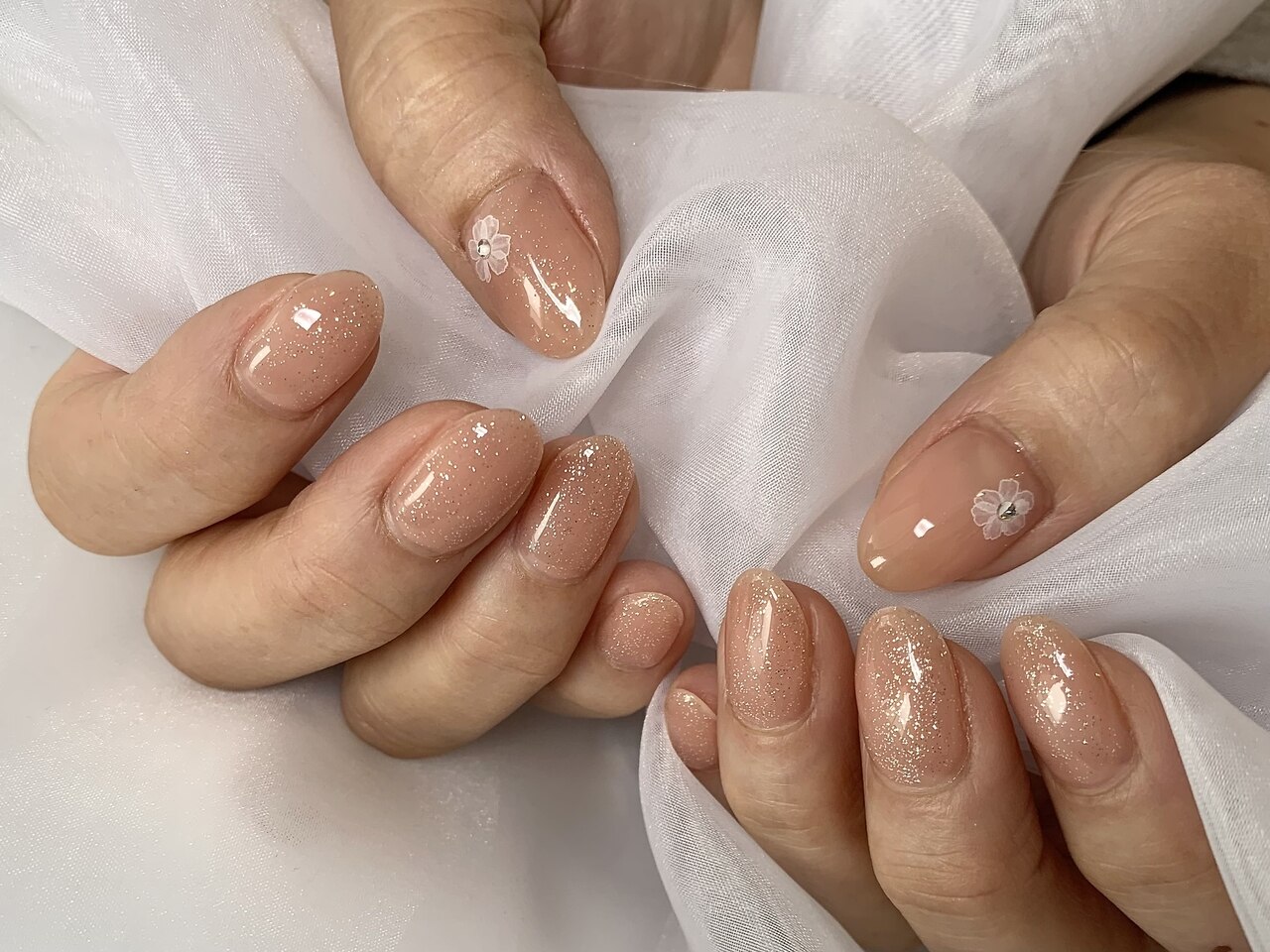 ハンドネイル　　\7000〜　フェイシャルと同時にできます♪