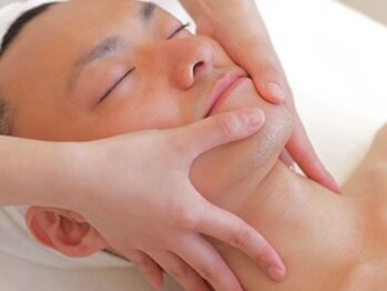 サロンドシュシュ 心斎橋本店(salon de chouchou)の写真/【高リピート率!男性に大人気★】髭剃りによる毛穴の黒ずみ/ニキビケア/シミしわ改善/すっきり小顔に◎