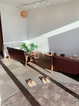 コモレビ 豊橋三ノ輪店(komorebi)/待合です お水ご自由にどうぞ♪