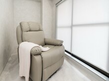 リラックスして施術を受けてていただけるよう全席ふわふわのソファを完備♪