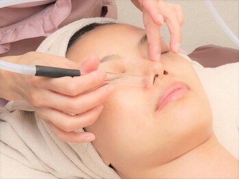 ワイズビューティーサロン(Y’s Beauty Salon)の写真/皮脂分泌が増える季節も毛穴洗浄でクリアな素肌へ♪高濃度ビタミンC導入との組み合わせで肌の奥までケア◎