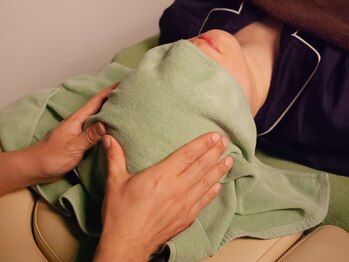 ココチ 下北沢(COCOCHI)の写真/【ヘッドスパ+リンパマッサージ】で頭皮をほぐすだけでなく,お顔の歪みも整え小顔効果◎むくみ解消にも！