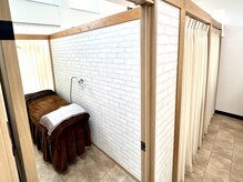 アイラッシュサロンヴィヴィ 鈴鹿店(Vivi)の雰囲気（【個室完備】白基調の明るい空間でおくつろぎいただけます♪）