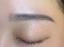《アイブロウ》眉毛のバランスを見て、毛流れや濃度を調整！