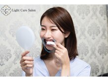 ライトケアサロン 表参道店(Light Care Salon)/６　コットンで歯表面を拭き取り