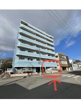 ヒトノワ(hitonowa)/【当院の目印】水色のマンション