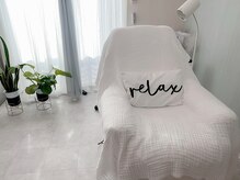 まつ毛の施術中はリクライニングチェアでゆったり過ごせます。