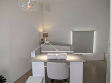 エスキース ネイルスタジオ(esquisse nail studio)の雰囲気（静かな空間で映画鑑賞してゆったりお過ごしください。）