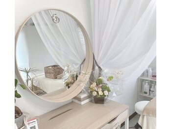 ベルミア(Bellemia)/大きな鏡のメイクコーナー