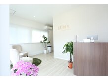 ルーナ(LUNA)/清潔感あるホワイトベースの室内