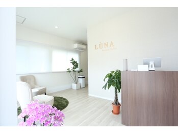 ルーナ(LUNA)/清潔感あるホワイトベースの室内