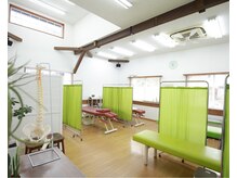 さくら接骨院の雰囲気(広々店内でリラックス)