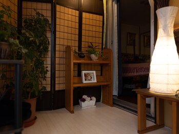 ハッピーサロン エミマ(emima)/駐車場側入口、入口は2箇所