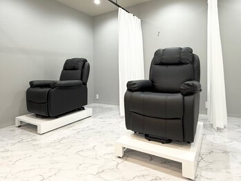 ツインズアイラッシュ(TWINS Eyelash)の写真/【ゆったりふかふかのチェアで思わずうっとり…♪】寝落ちしてしまう方続出◎寛ぎながらお過ごし下さい♪