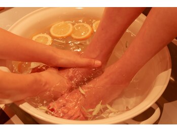 アカリ(燈 akari)/温めながら足をほぐします