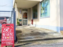 店舗駐車場は狭いです。近くのスーパー駐車場にも駐車可能です。