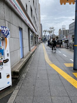 ティースリー(T3)/左手にセブンイレブンがあります