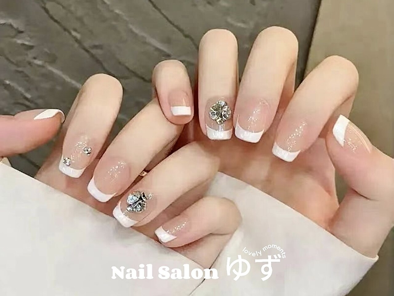 2025年-2026年冬トレンド】ホワイトフレンチのネイルデザイン集｜人気
