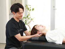 ヨロジム(YOLO GYM)/マッサージ風景（首～肩）