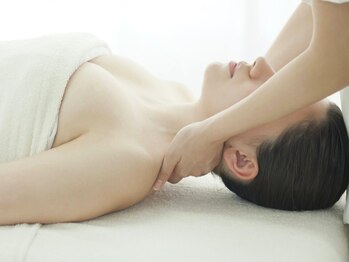 フルールクレール 駒込店の写真/特別な日のために！小顔矯正や美肌ケアに加え、ドレスにぴったりの二の腕や背中のケアもお任せください♪