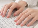 日常に映えるカラグラネイル