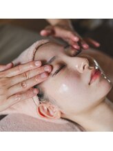 アオイ(Aoi)/オイルをぬり施術に入ります