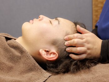 癒人 新船橋店の写真/【心地よい力加減で芯からほぐすヘッドスパ】気分や体調に合わせて強さが選べる◎頭皮の乾燥、髪のケアにも