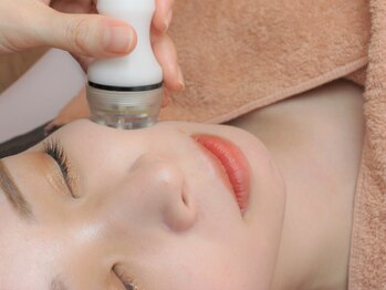 アティレ オオサカ(Attirer Osaka)/新型ハイパーナイフで小顔に導く