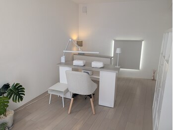 エスキース ネイルスタジオ(esquisse nail studio)の写真/ゆったりくつろげるリラックス空間で、ご褒美ネイルを！ご自宅のようにくつろぎながら施術を受けられます。