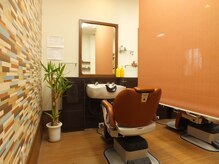 スクリーンカーテンで仕切った半個室空間でシェービングします。