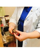 エイトはり きゅう院/お灸にしっかり火を付けます