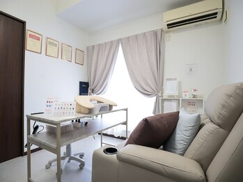 ジュエルネイル(Jewel nail)の写真/グレーとグレージュの優しい空間で叶える、大人女性のための落ち着くネイル時間