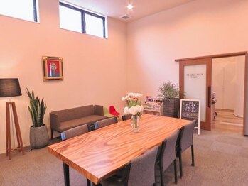 ザ リラックスサロン フクオカ(THE RELAX SALON Fukuoka)/いわさき歯科と併設。広い待合室