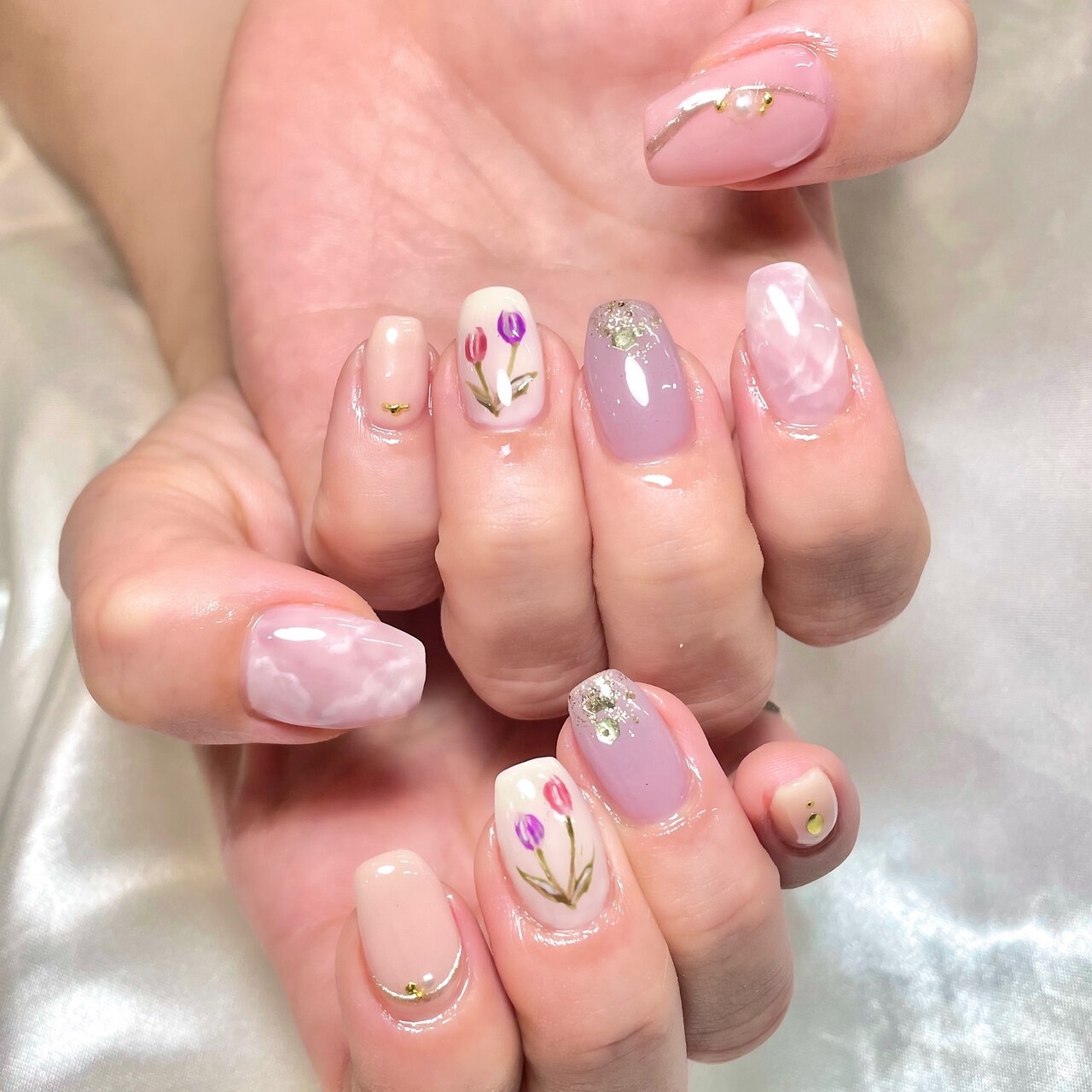 2025年-2026年冬トレンド】チューリップのネイルデザイン集｜人気順