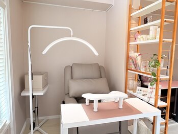 グロスネイル(gloss nail)の写真/【2席のみの贅沢】広々とした空間とリクライニングチェアで極上の休息を♪3月末まで移転記念クーポンあり！