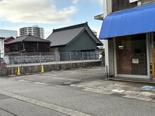 店舗前駐車場（黄色カラーコーン）