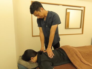小桜はり灸 整体院 江戸川橋店/背部施術
